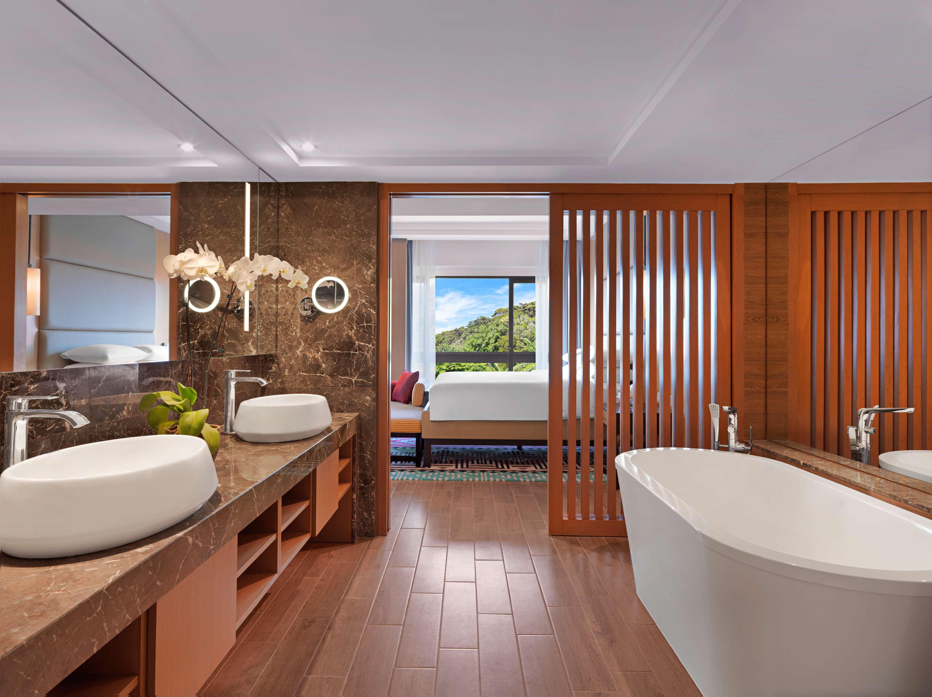 Hyatt Regency Kuantan Resort Eksteriør bilde Deluxe Suite bathroom