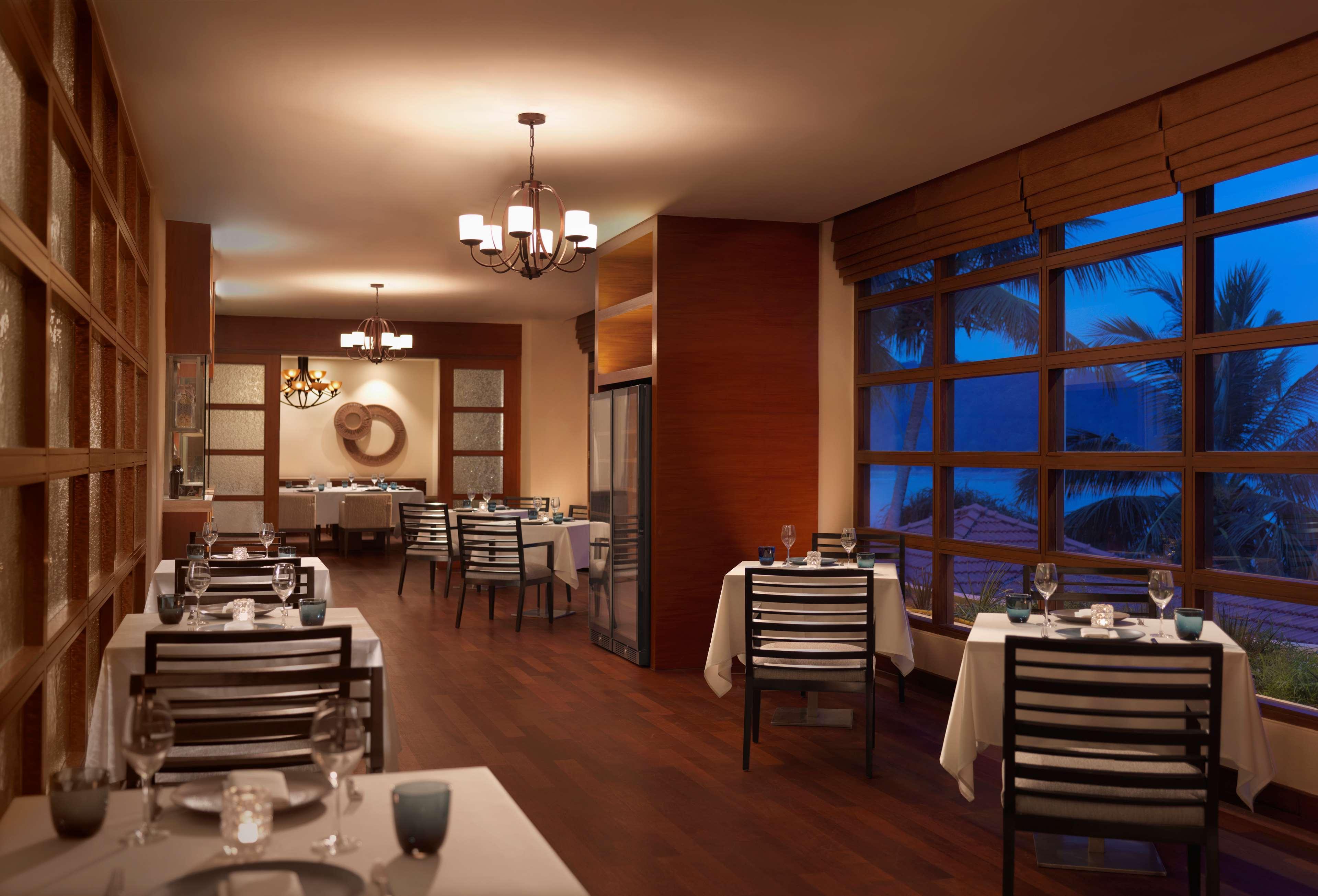 Hyatt Regency Kuantan Resort Eksteriør bilde Restaurant at the Taj Bengal
