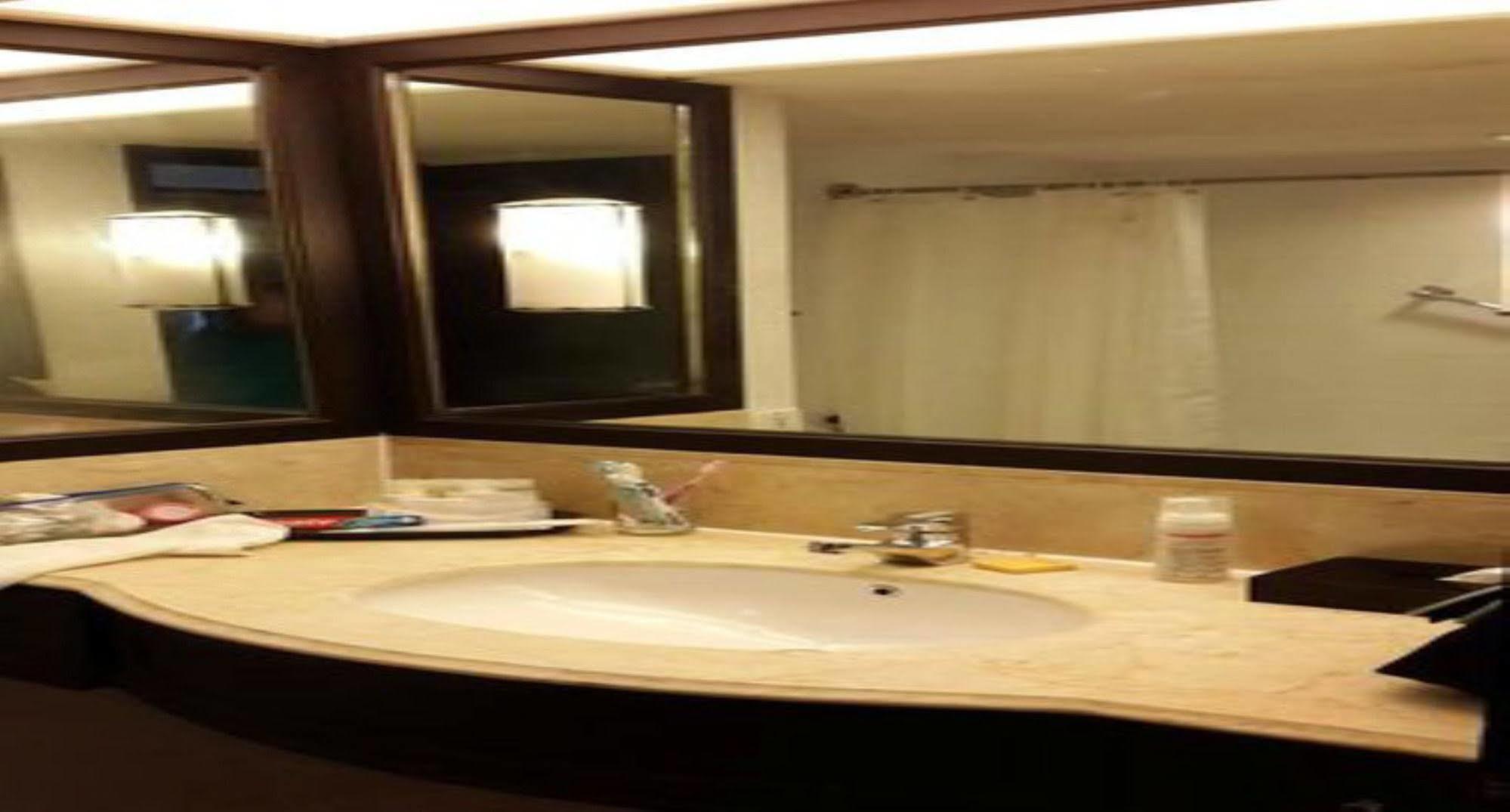 Hyatt Regency Kuantan Resort Eksteriør bilde Bathroom in a hotel