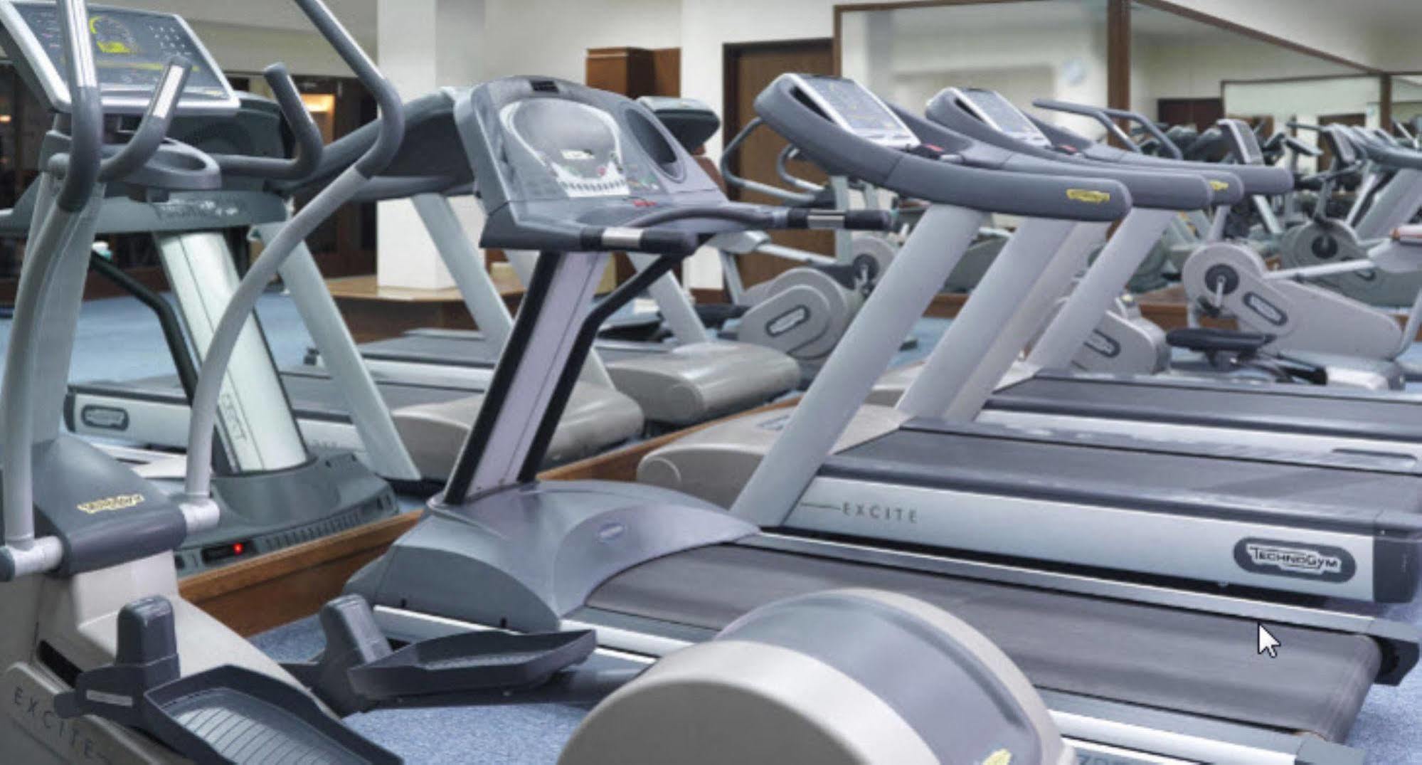 Hyatt Regency Kuantan Resort Eksteriør bilde Treadmills in a gym